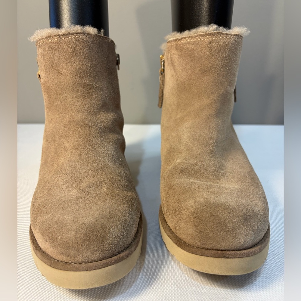 UGG Classic Double Zip Tan Suede Size 7.5 Fur Lined Slight Wedge *FLAW*